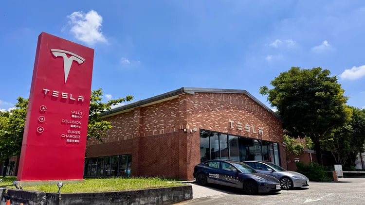 Tesla自2017年在台開設的首間標誌性園區「台北內湖服務體驗中心」，由於地段劃設為未來台北捷運預定地將於7月12日正式結束營業，未來將轉至台北南港及信義 A11 兩據點持續服務北部車主及顧客。業者提供