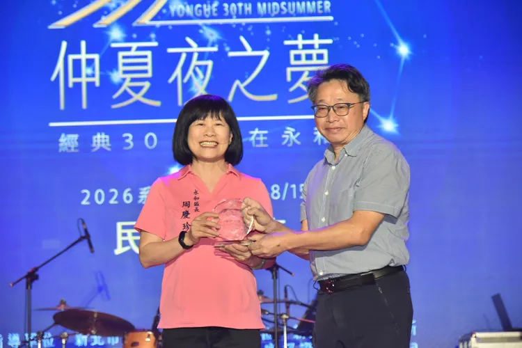 永和區長周慶珍(左一)感謝地方各界多年來對活動的支持，並頒發感謝牌予保福宮及開晟建設，共同贊助戶外轉播區帝王帳及大型LED螢幕。公所提供