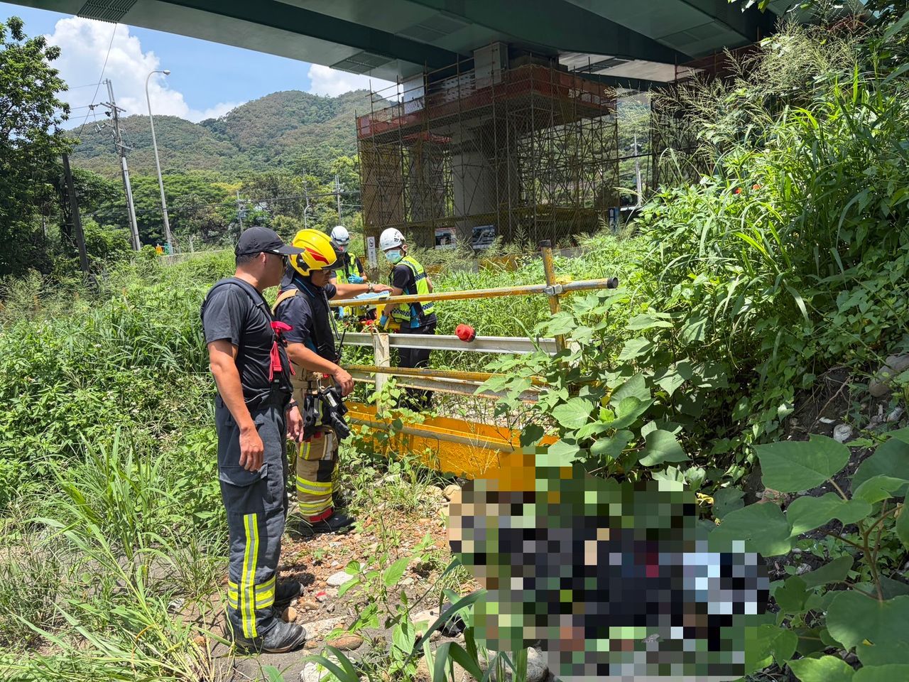 苗栗紅牌重機自撞護欄!22歲騎士摔落義里大橋 四肢變形重傷命危