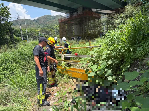 苗栗紅牌重機自撞護欄！22歲騎士摔落義里大橋　四肢變形重傷命危