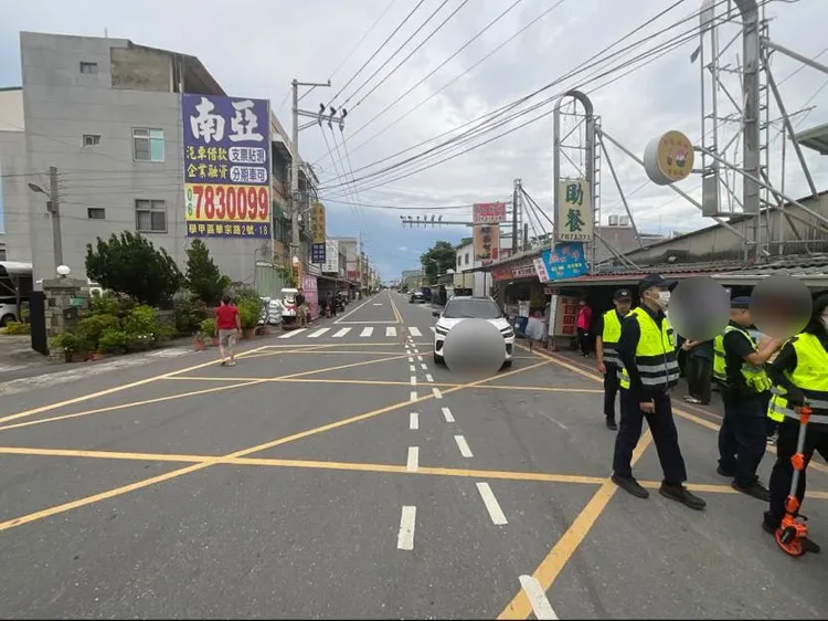 被撞的36歲許姓女子在雜貨店幫忙「鋟蚵」，卻不幸被撞身亡。民眾提供