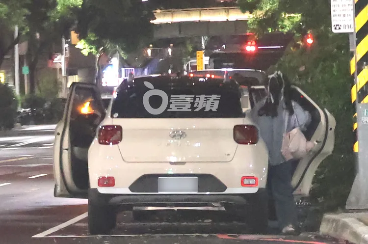 經紀人Ami開車送籃籃回新莊副都心2000萬元新家。特勤中心攝