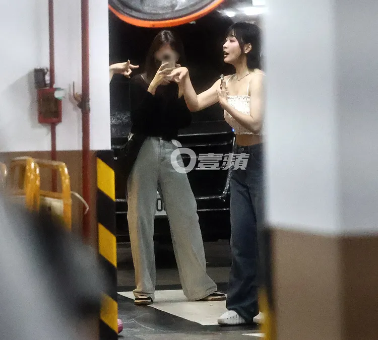 籃籃身穿小可愛，把停車場當伸展台，遲遲不上車。特勤中心攝