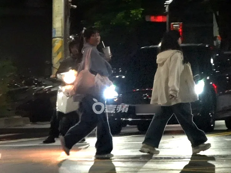 隨後籃籃（左）跟著經紀人Ami去取車。特勤中心攝