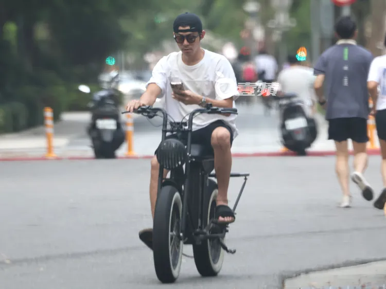 王柏傑單手騎車，另一手正在看手機，行徑十分危險。《壹蘋》提醒您危險動作請勿模仿、特勤中心攝