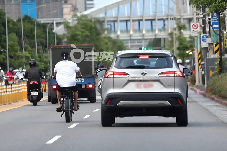 王柏傑變換車道後，從快車道加速超越前方車輛，車速比汽車還快。特勤中心攝