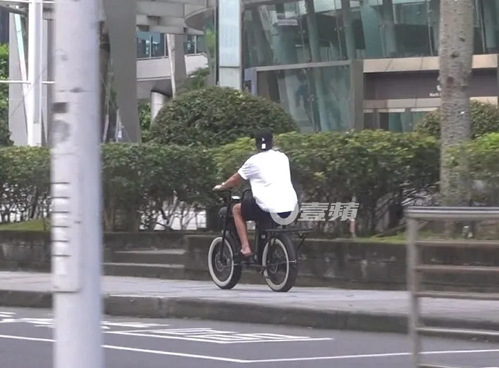 王柏傑將電輔車行駛在人行道上。特勤中心攝