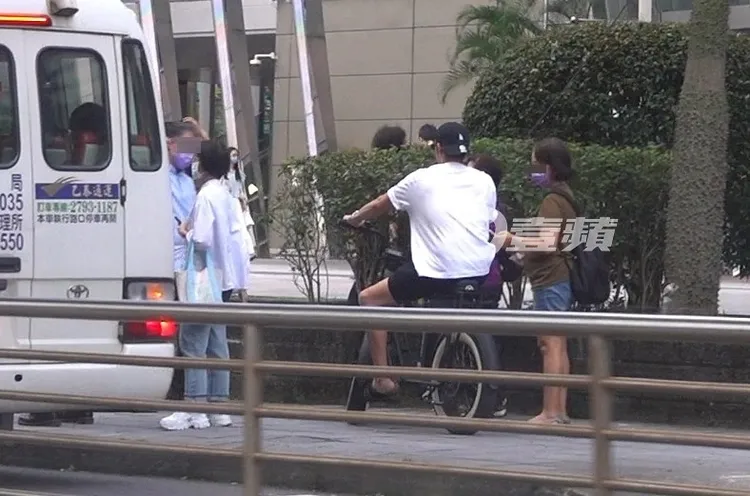 王柏傑遇到要上下公車的人群，展現熟練技術穿梭過去，令人傻眼。特勤中心攝