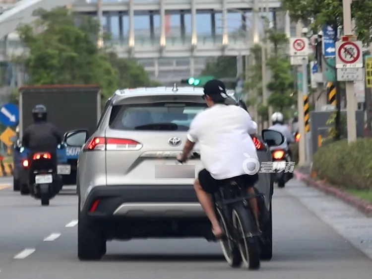在汽車後面等著有些急躁，王柏傑變換車道超車。特勤中心攝