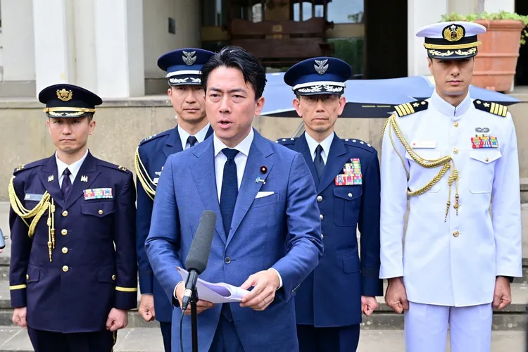 日本防衛大臣小泉進次郎（前）免不了被問到別班。翻攝小泉進次郎X