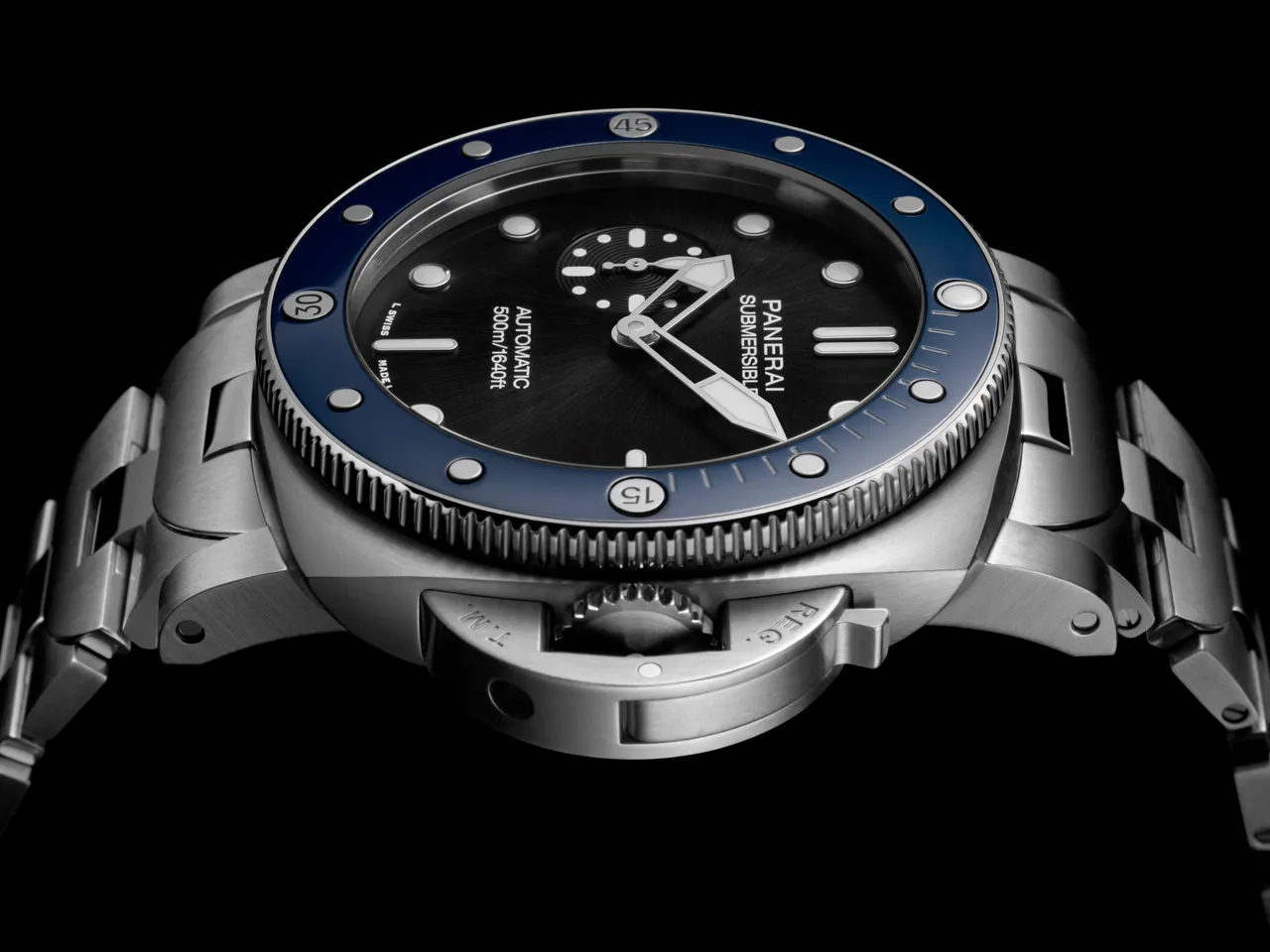 沛納海Submersible系列腕錶（PAM01756），44mm，磨砂精鋼錶殼，黑色太陽放射紋錶盤，精鋼鍊帶，P.980自動上鍊機械機芯，動力儲存3日，防水深度約500米，39萬6000元。品牌提供
