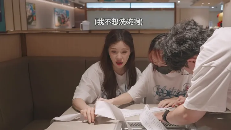 李多慧團隊檢查海底撈帳單明細。翻攝自李多慧YouTube