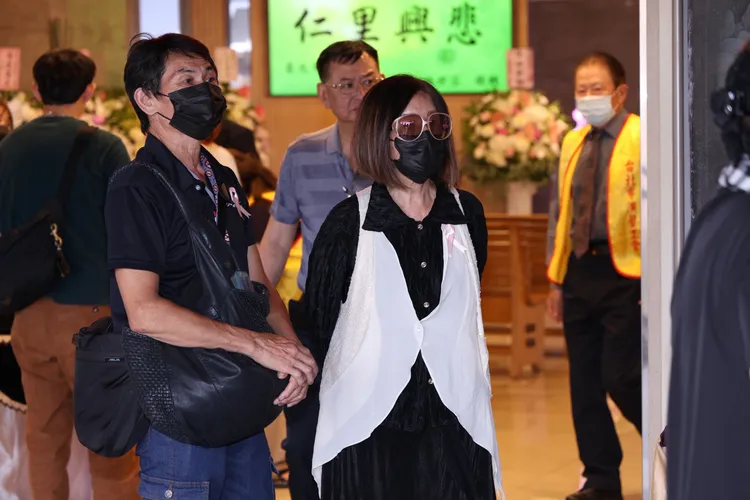 恬娃現身送別好友。莊宗達攝
