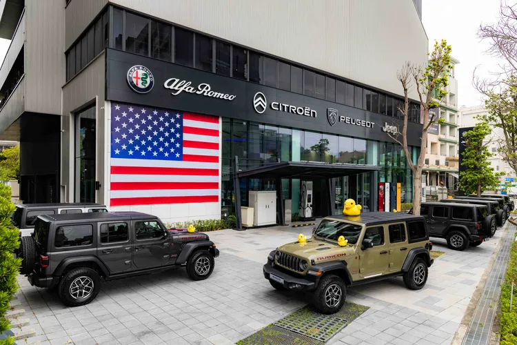 Wrangler採用非承載式梯形大樑車體、DANA剛性車軸與四輪驅動系統，並獲得Trail Rated五力認證，展現優異的全地形越野能力。業者提供