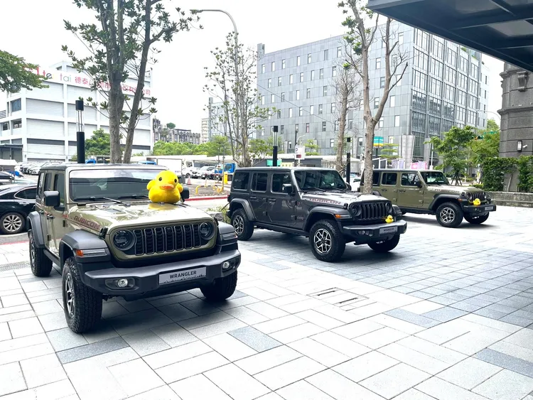 Jeep Wrangler延續七孔式水箱護罩、圓形頭燈與方正車身等經典設計，搭配可拆式車頂與車門配置，完整傳承品牌純正越野血統。周奕豪攝