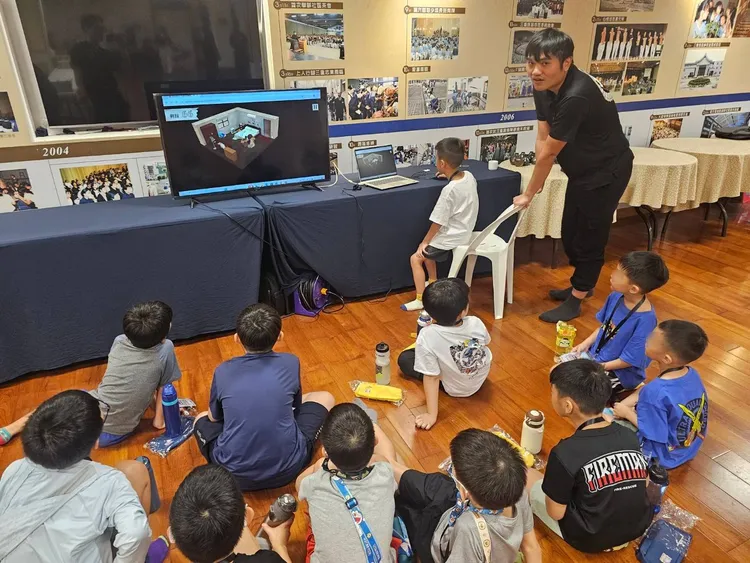 上萬人搶報名！新北消防夏令營登場 2800名幸運學童體驗真實救災。消防局提供