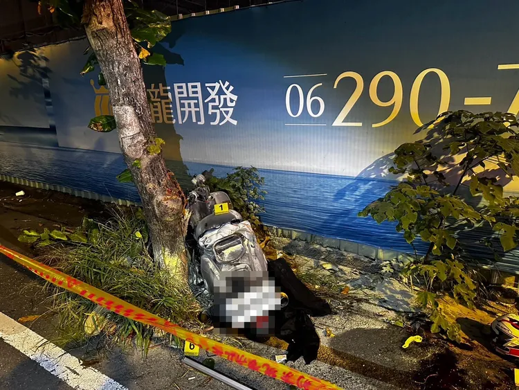 機車自撞後一度起火，男騎士經抽血檢驗酒測值超標。民眾提供