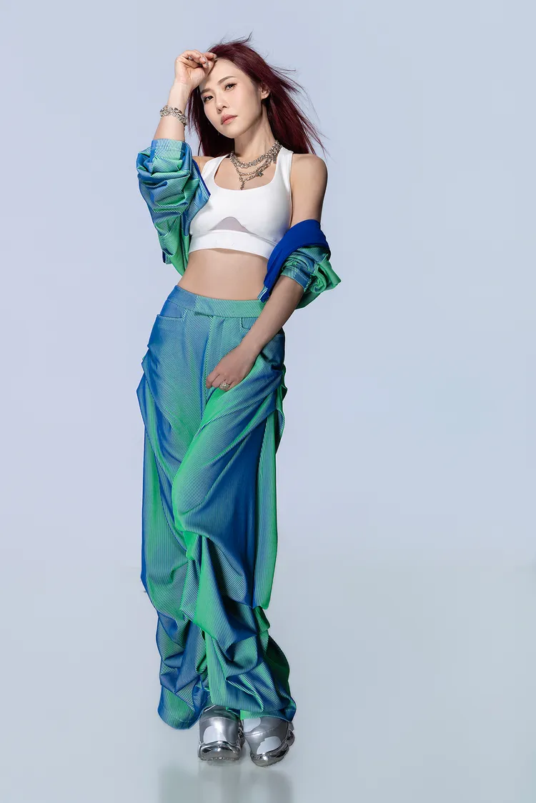 吳申梅展露曼妙的身材曲線。喜上梅梢娛樂提供