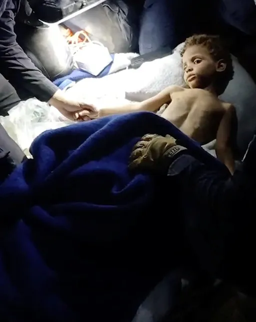 影｜埋瓦礫6天奇蹟生還！委內瑞拉強震振奮一幕　3歲男童獲救