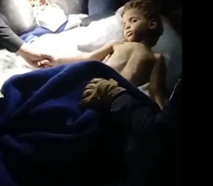 影｜埋瓦礫6天奇蹟生還！委內瑞拉強震振奮一幕　3歲男童獲救