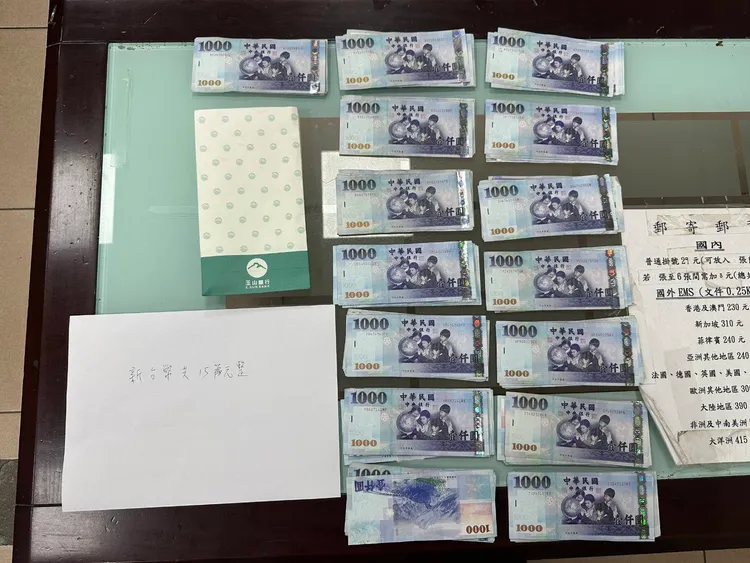 追回15萬元現金。大園警分局提供