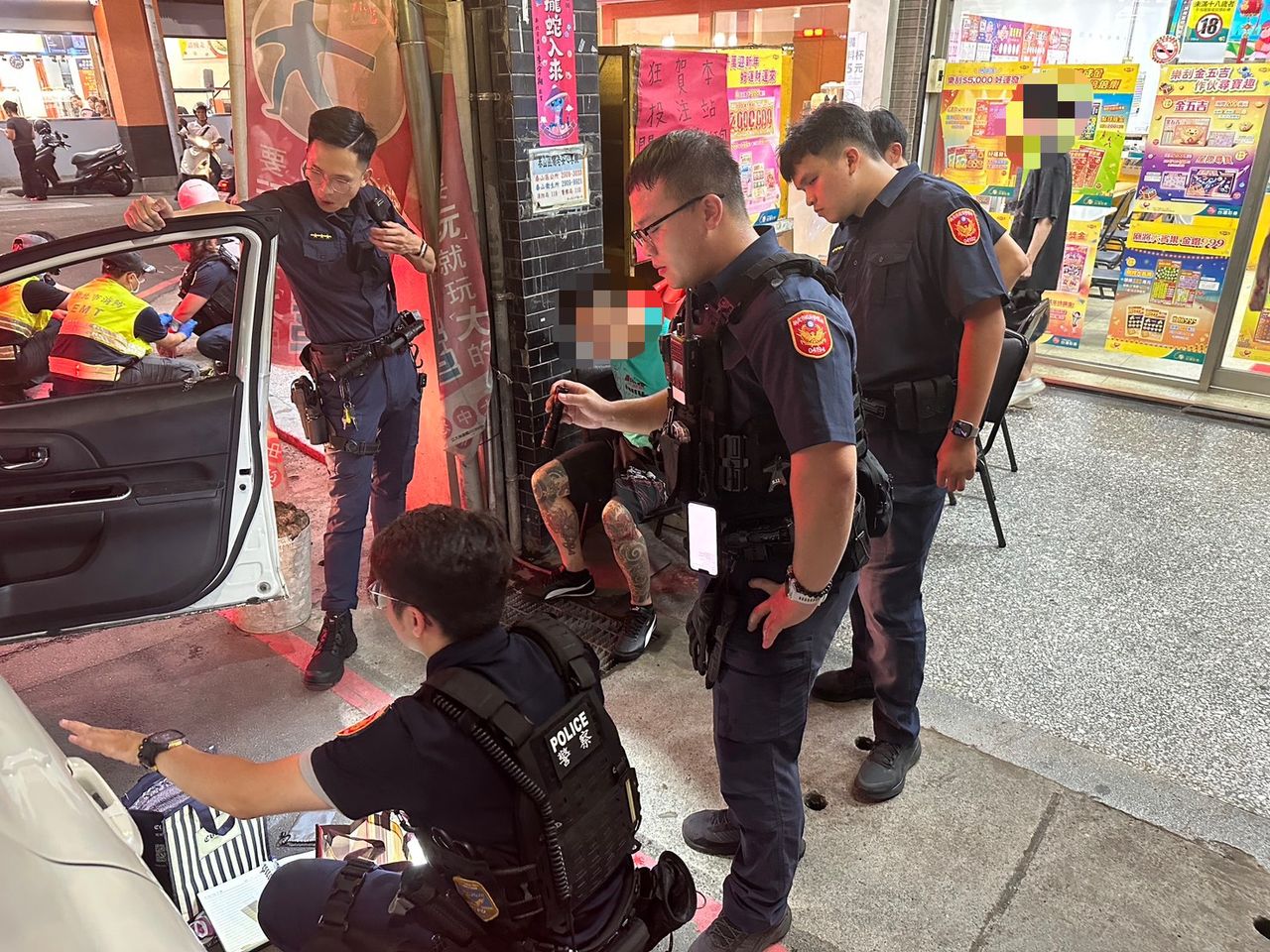滑手機拒檢狂逃!毒駕男卡車陣狼狽遭逮 3警「破窗攻堅」震撼畫面曝
