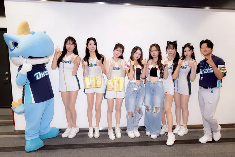 廉世彬、金佳垠和NC恐龍啦啦隊合影。協奏曲文創提供
