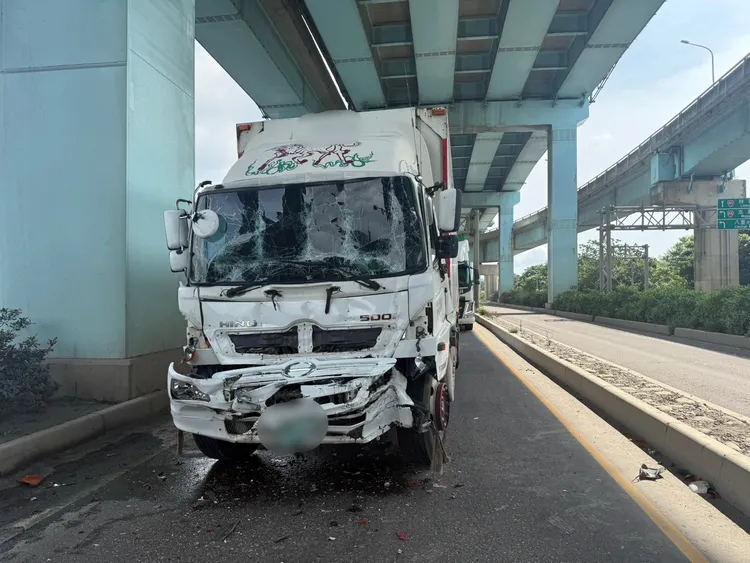 肇事大貨車車頭變形，可見撞擊力之大。翻攝畫面
