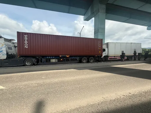 台北港大貨車追撞聯結車！53歲駕駛受困變形車頭　警消破壞救援送醫