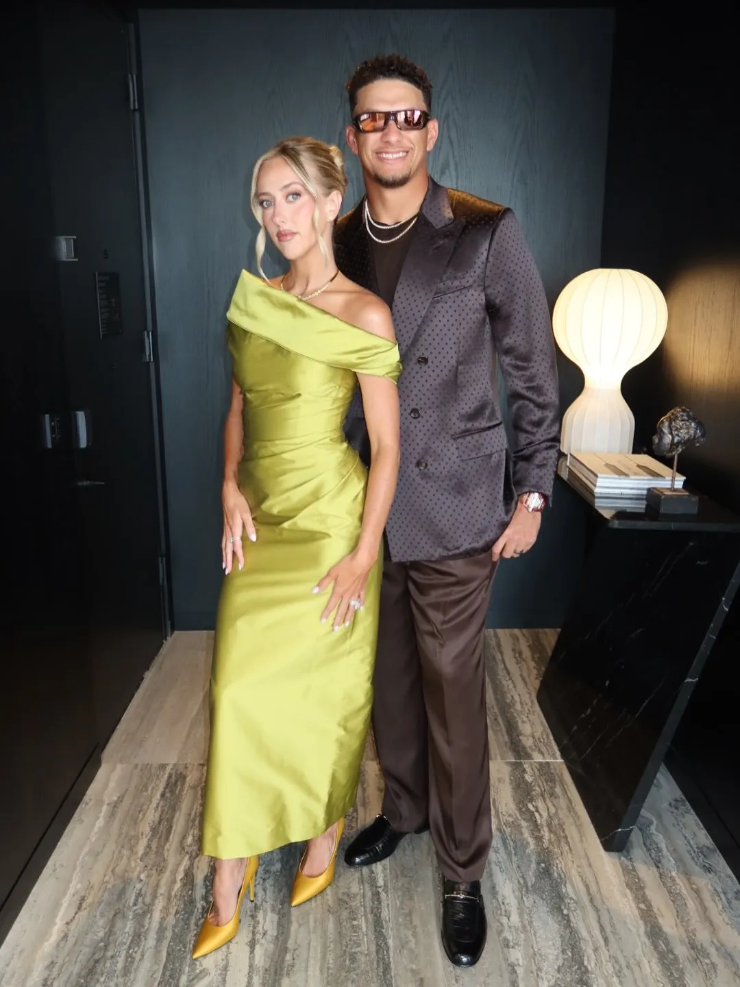 Patrick Mahomes（右）戴Hublot腕錶，出席泰勒絲與Travis Kelce的世紀婚禮。翻攝IG
