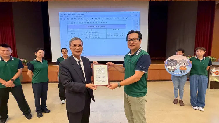 王建臺校長(左)頒獎表揚KPT電子報團隊，由詹勝欽教官(右)代表受獎。美和科大提供