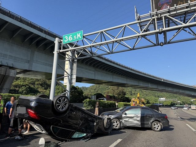國道4車連環撞 賓士四輪朝天2人傷