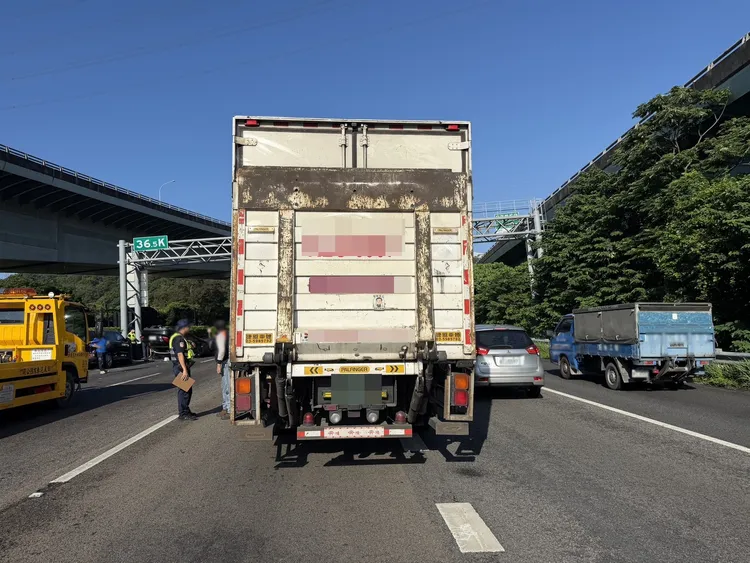 大貨車遭波及。翻攝畫面