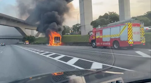 國1林口段驚傳火燒車！小貨車瞬間陷火海畫面曝　濃煙狂竄塞爆車流