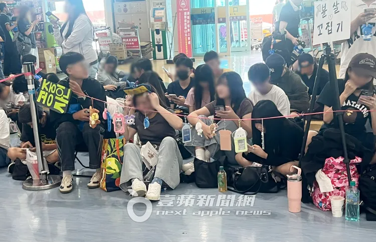 周子瑜和FLARE U的粉絲，把娃娃和小卡掛起來，吸引偶像注意。陳薇安攝