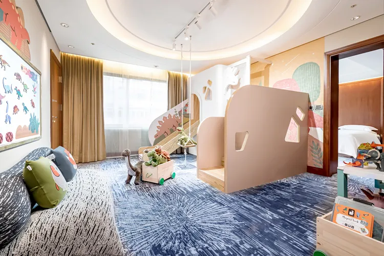 3大主題房包含「恐龍王國」等故事場景，房內配有溜滑梯、磁力片積木組。台北喜來登提供