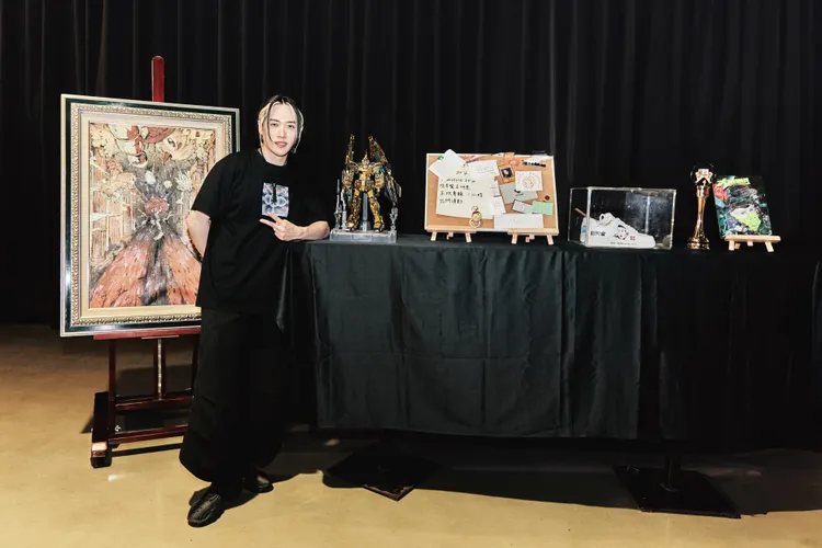 熊仔公開分享《豹子膽》專輯主視覺畫作、珍藏鋼彈模型及金曲獎座等收藏。索尼音樂提供
