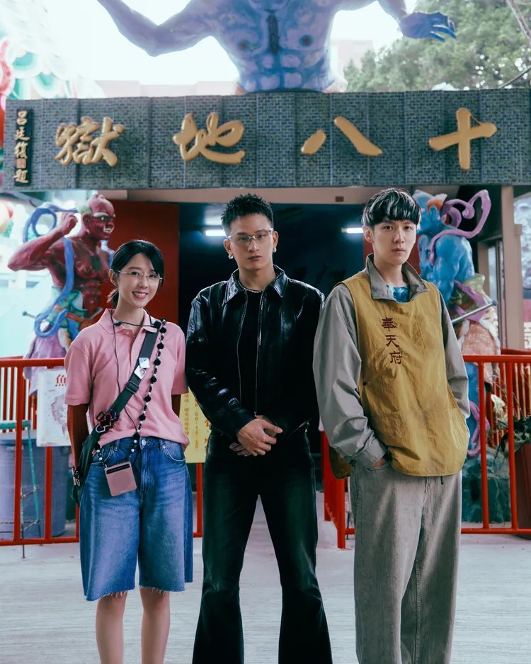 黃奇斌（中）《綿綿無絕期》MV，邀來柯震東（右）與邵雨薇演出。大可文武提供