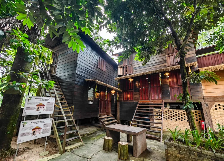 園內展示馬來西亞傳統高腳屋。田欣雲攝影