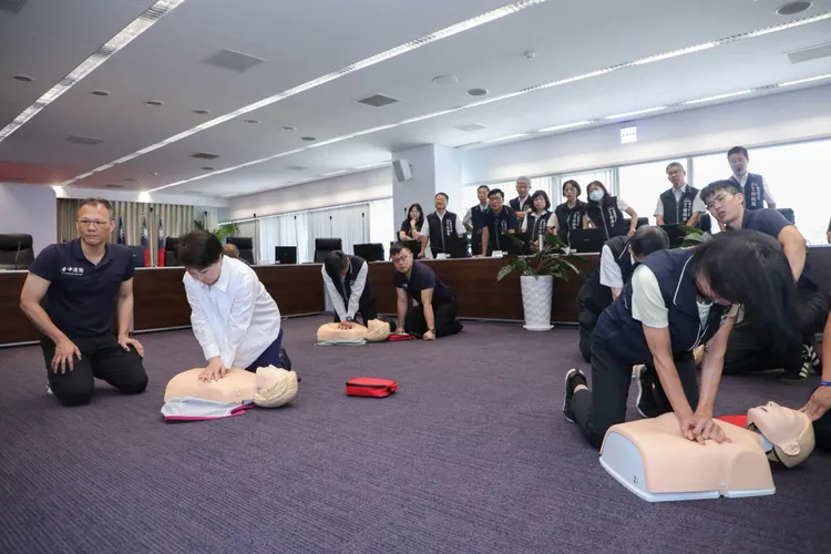 台中市長盧秀燕日前率領全體局處首長，親自參與「CPR+AED教育訓練」。臺中市政府消防局臉書