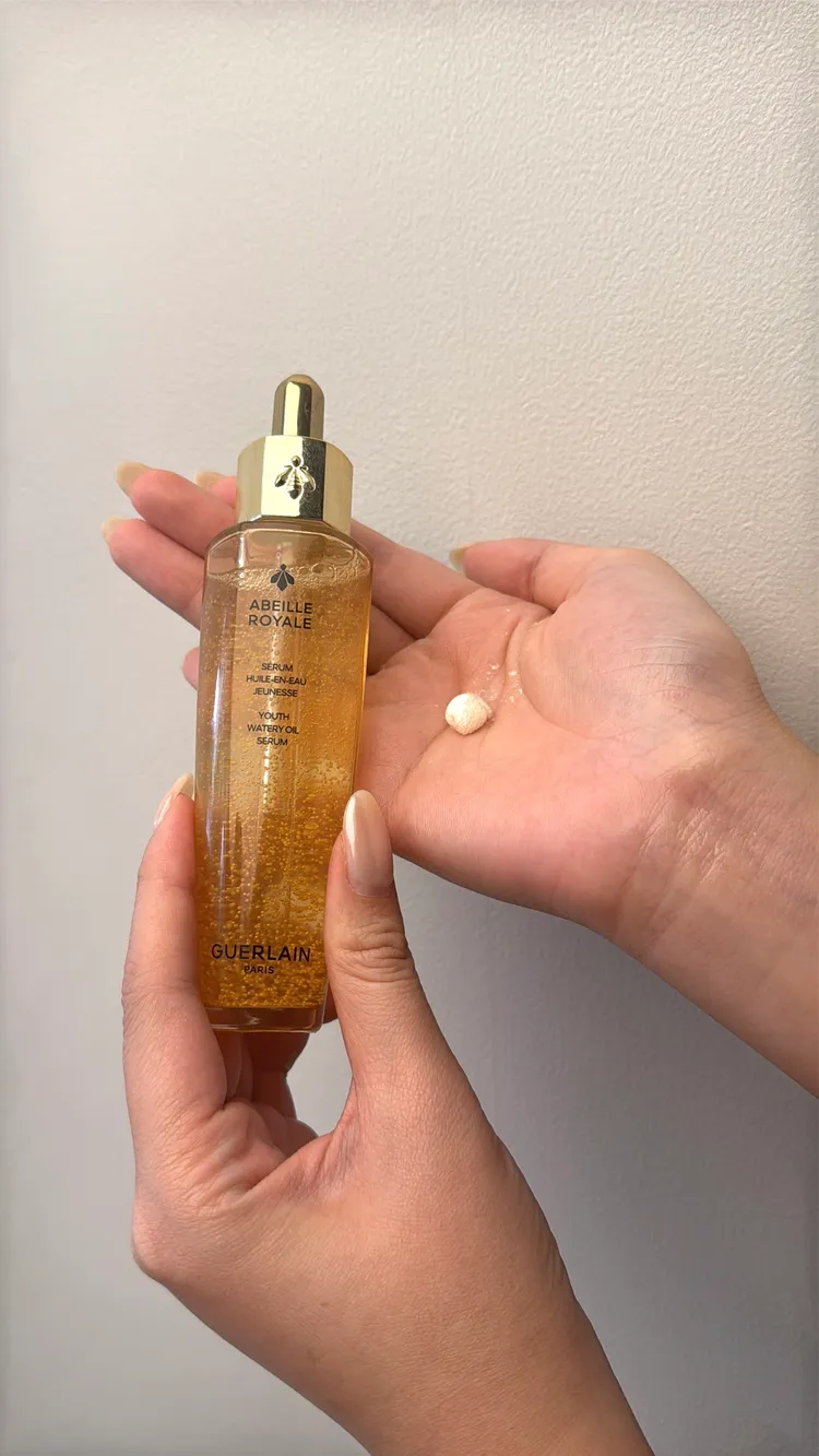 嬌蘭皇家蜂王乳激活能量凍晶，滴上皇家蜂王乳平衡油精華，就能秒速融化。張家玲攝