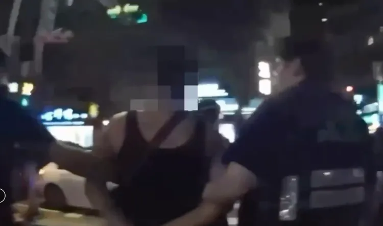 男子拒盤查推擠警察遭壓制，口袋掉出喪屍煙彈，當場遭查獲送辦。翻攝畫面