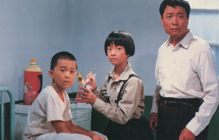 黃坤玄（左起）、李淑楨、林義雄在電影《魯冰花》飾演一家人。國家電影及視聽文化中心提供