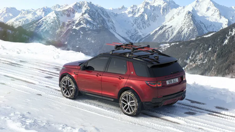 Dynamic S車型透過亮黑色水箱護罩、保桿飾件及Discovery字樣等細節，營造更鮮明的運動化外觀，同時標配360度3D環景攝影與11.4吋曲面觸控螢幕。業者提供