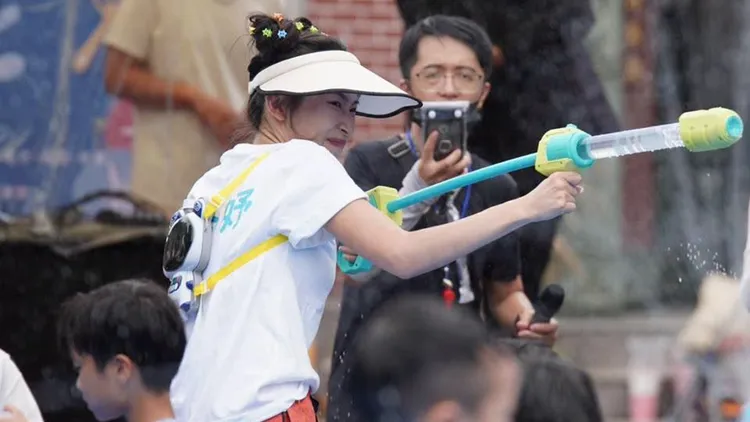 劉芩妤昨在西屯MIZU水樂祭與小朋友們水槍激戰。翻攝自劉芩妤臉書