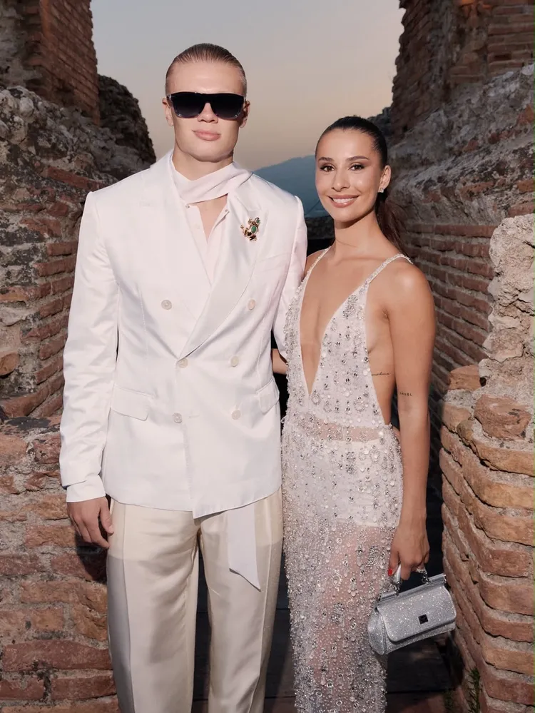 哈蘭德（左）和女友在義大利西西里島出席Dolce & Gabbana高訂男裝秀。翻攝IG