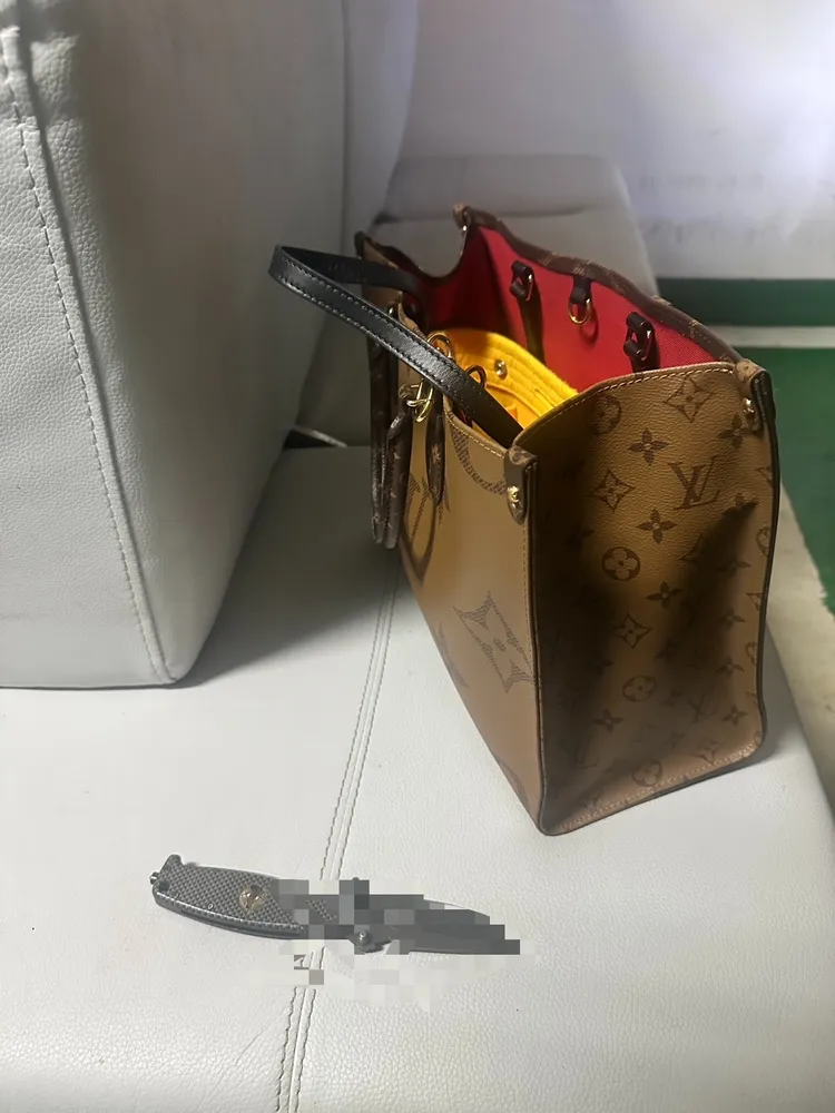 婦人遭搶的LV包。翻攝畫面