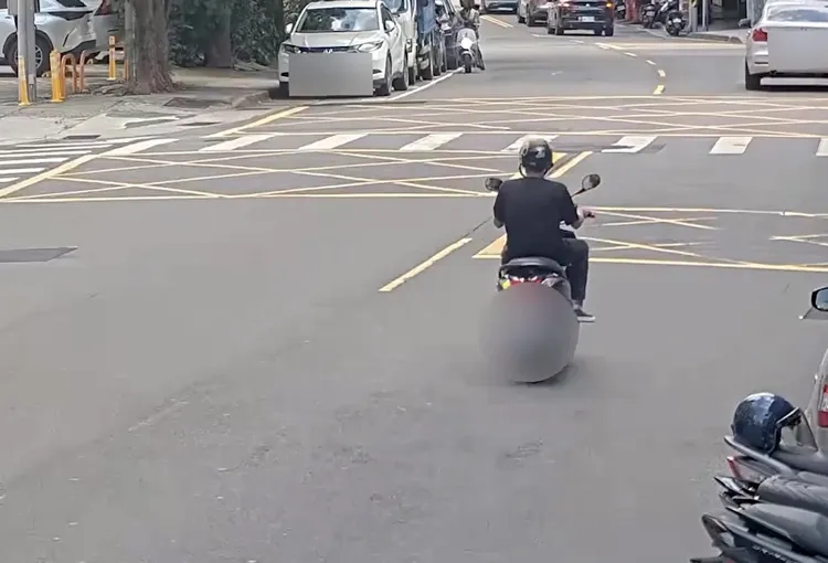 嫌犯騎乘機車逃逸。翻攝畫面