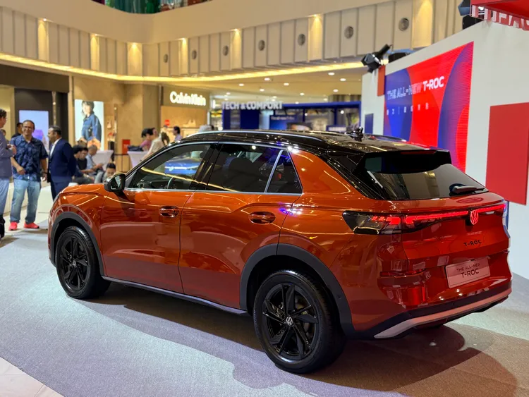 The all-new T-Roc極夜曜影版以赤焰紅車色搭配18吋炫黑輪圈、黑化套件與專屬細節，展現更鮮明個性化的運動風格。林浩昇攝