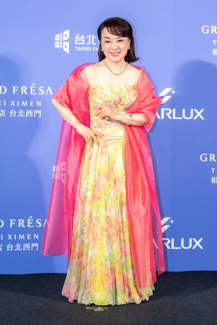 翁倩玉以海瑞溫斯頓珠寶搭配粉嫩禮服。品牌提供